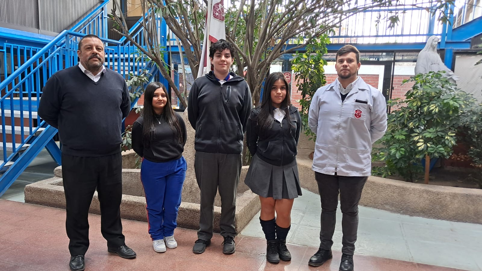 Directiva del Centro de Alumnos 2026 junto a un docente