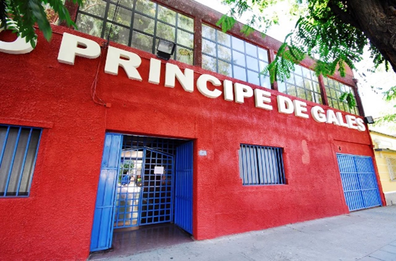 Fachada del colegio en San Gumercindo