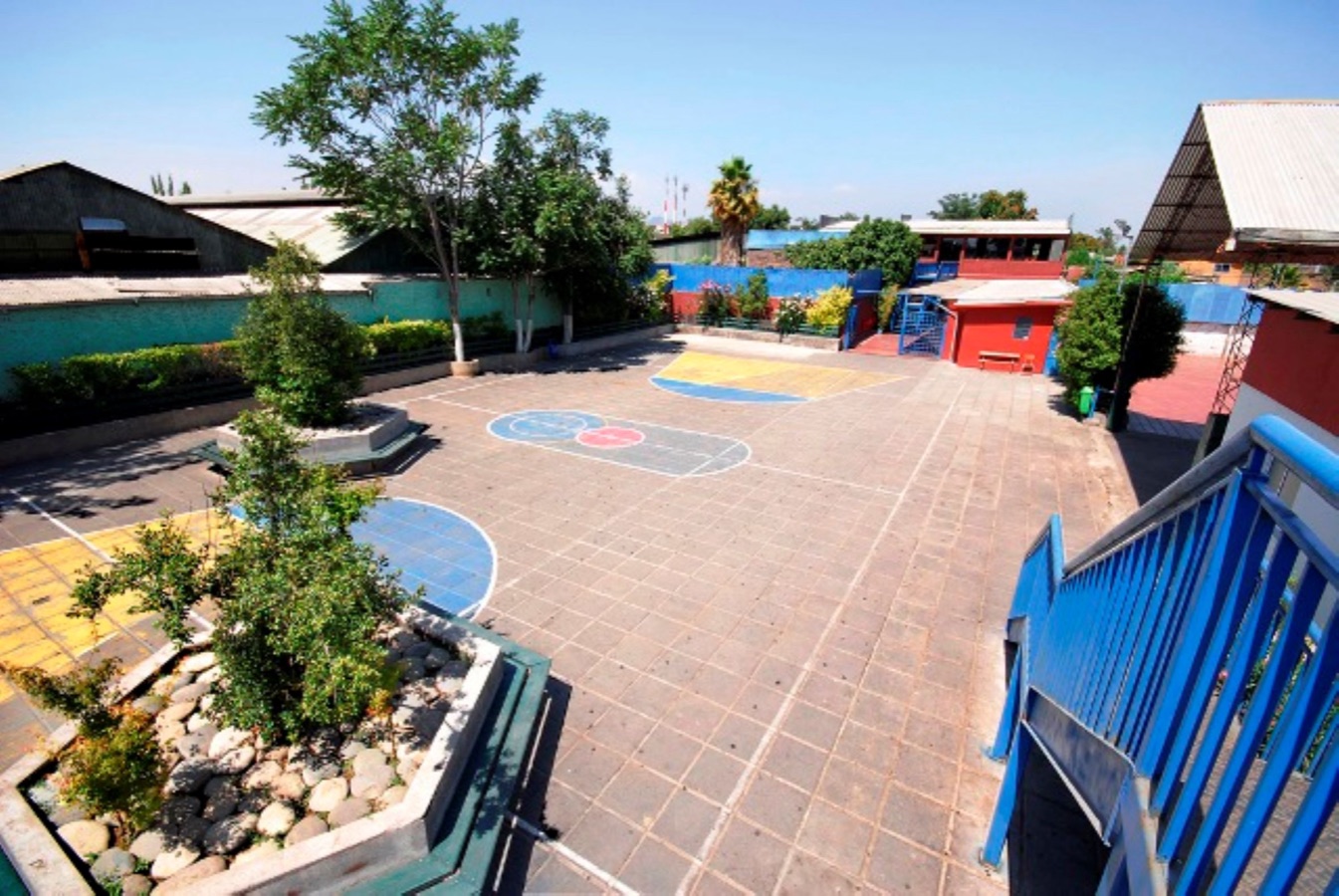Patio con juegos pintados en el suelo
