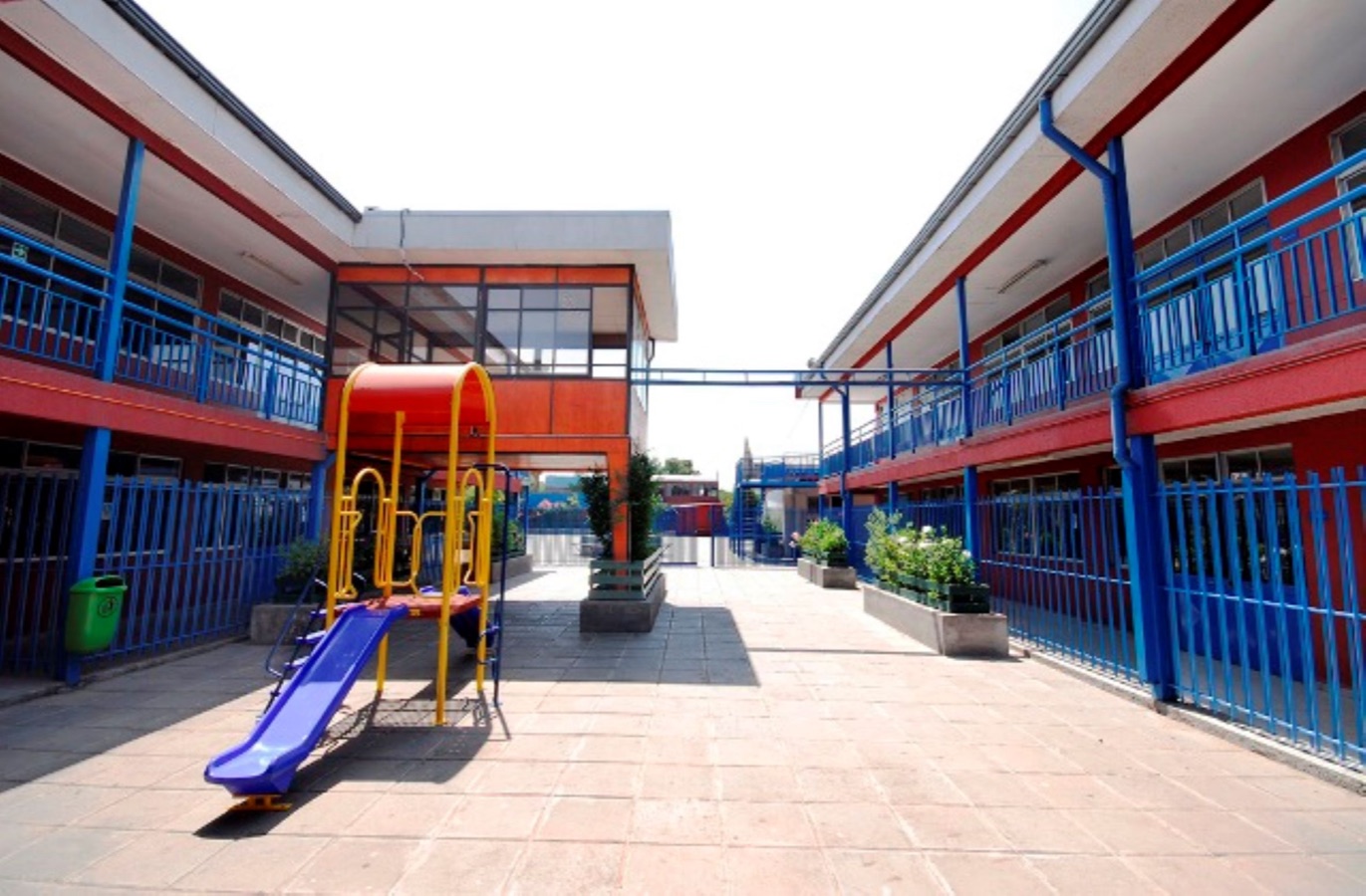 Patio de Educación Parvularia, con juegos